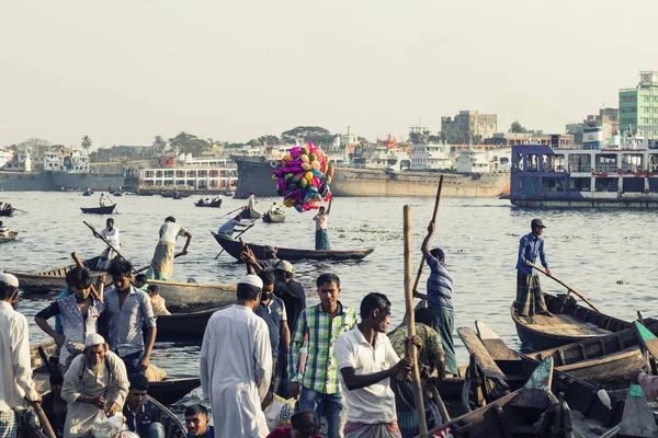 Dhaka, Bangladesz, 24 lutego 2017: Kolorowe zgiełku terminalu Sadarghat rzeki Buriganga w Dhaka Bangladesz (Vintage zdjęcie) — Zdjęcie stockowe