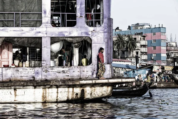 Dacca, Bangladesh, 24 febbraio 2017: L'uomo si trova a poppa di una vecchia nave e si affaccia sul fiume Buriganga, Sadarghat Terminal a Dacca, Bangladesh (Foto Vintage ) — Foto Stock