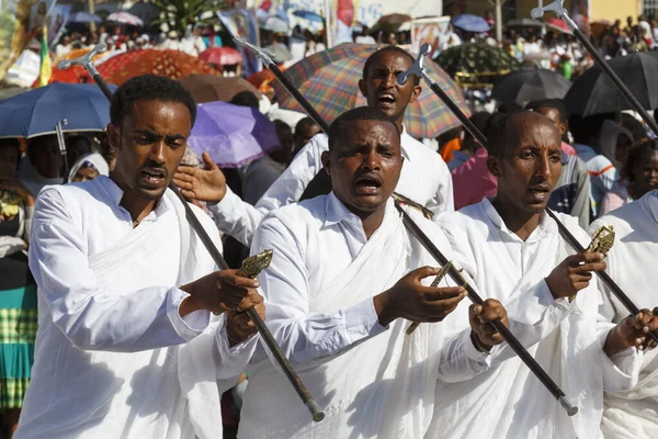Gonder, Etiopie, 18 únor 2015: Muži oblečení v tradičním oděvu s poutník rod slaví festival Timkat, důležité etiopské ortodoxní oslavu Epiphany — Stock fotografie