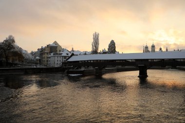 Lucerne, İsviçre, 4 Şubat 2019: Reuss nehir ve tahta köprüden Lucerne bir harika kış sabahı spreuer Köprüsü denilen
