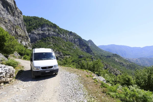 Theth Albania Julio 2019 Autobús Camping Camino Tierra Campo Con —  Fotos de Stock