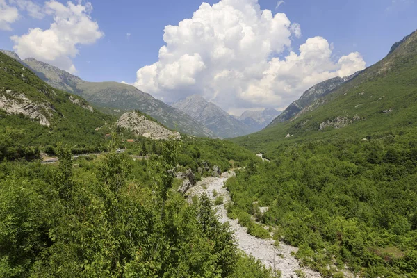 Εύφορο τοπίο στις δηναρικές Άλπεις με καταπράσινα δάση στο δρόμο από το Σκόταρ στο Θηθ στην Αλβανία — Φωτογραφία Αρχείου