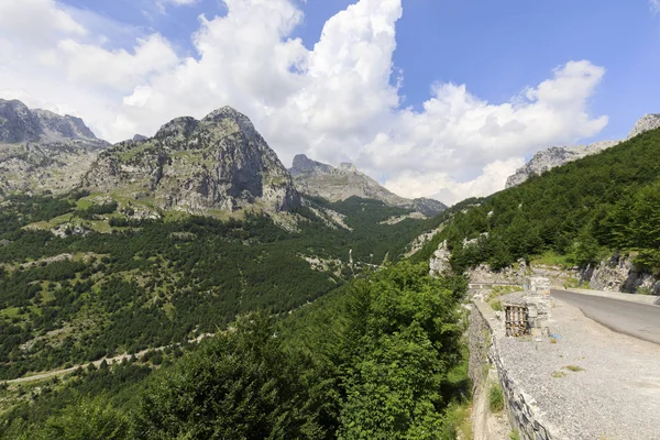 Plodná krajina v dinárských alpách se zelenými lesy na cestě od shkodaru k tamtomu v Albánii — Stock fotografie