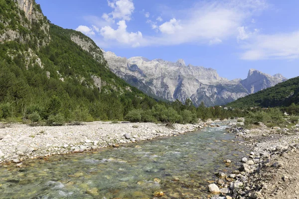 Долина Тет з річкою в динаричних Альпах в Албанії. — стокове фото