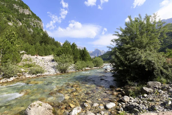 Κοιλάδα της Θεθ με ένα ποτάμι στις δηναρικές Άλπεις στην Αλβανία — Φωτογραφία Αρχείου