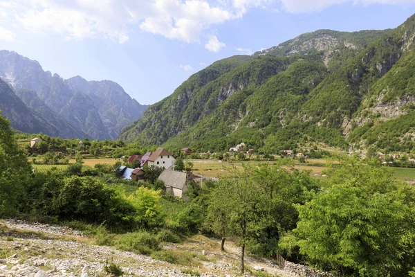 Aldeia no fértil vale de Theth nos alpes dináricos de albania — Fotografia de Stock