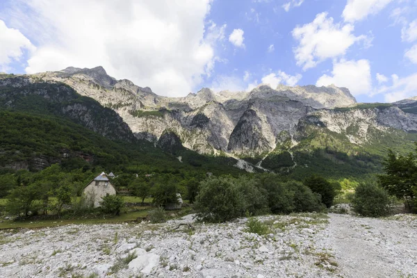 Vallée de Theth avec quelques vieilles maisons dans les Alpes dinariques en Albanie — Photo