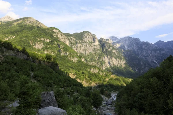 Κοιλάδα της Θεθ κατά τη διάρκεια του ηλιοβασιλέματος στις Άλπεις της Αλβανίας — Φωτογραφία Αρχείου