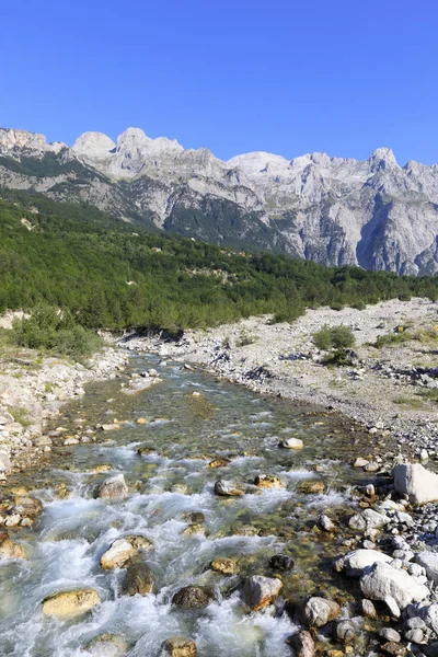 Κοιλάδα του Θηθ στις δηναρικές Άλπεις στην Αλβανία μια όμορφη καλοκαιρινή μέρα — Φωτογραφία Αρχείου