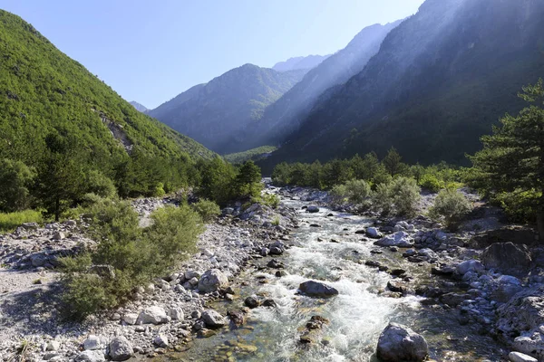 Κοιλάδα του Θηθ στις δηναρικές Άλπεις στην Αλβανία μια όμορφη καλοκαιρινή μέρα — Φωτογραφία Αρχείου