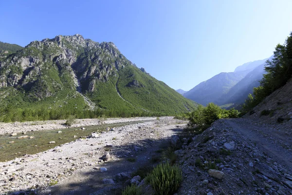 Гірський краєвид з зеленими лісами і чистими річками в північних Дінарських Альпах (Албанія). — стокове фото