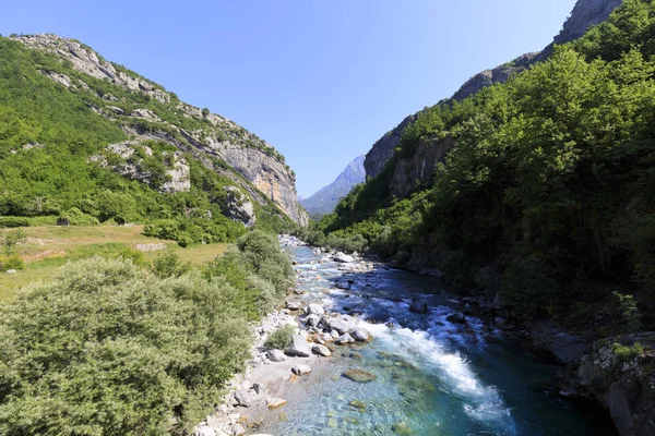 Ορεινό τοπίο με πράσινα δάση και καθαρά ποτάμια στις βόρειες Διναρικές Άλπεις στην Αλβανία — Φωτογραφία Αρχείου