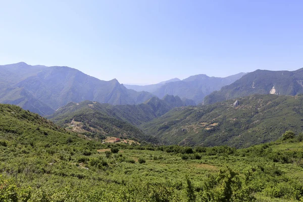 Paesaggio montano con foreste verdi nelle Alpi Dinariche settentrionali in Albania — Foto Stock