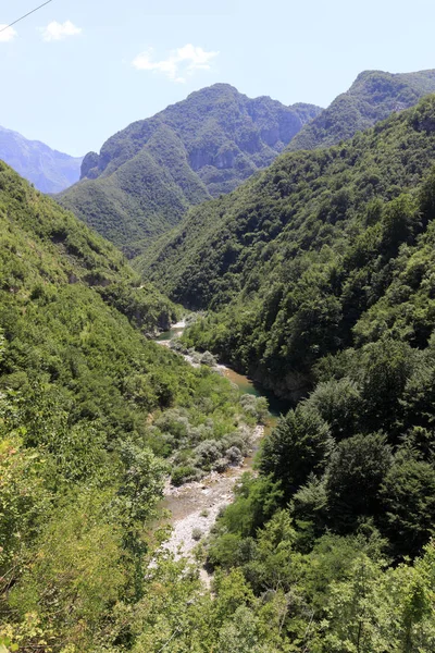 Ορεινό τοπίο με πράσινα δάση και καθαρά ποτάμια στις βόρειες Διναρικές Άλπεις στην Αλβανία — Φωτογραφία Αρχείου