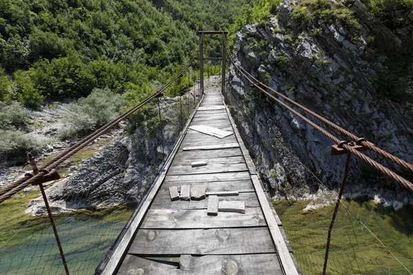 Starý nebezpečný Swing Bridge v dinarických Alpách v Albánii — Stock fotografie