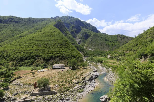 Небесний краєвид з зеленими лісами і річкою з фермою в Альпах Албанії. — стокове фото