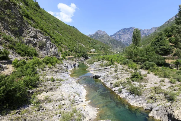Crystal clear river in the Dinaric Alps of Albania — Stock Photo, Image