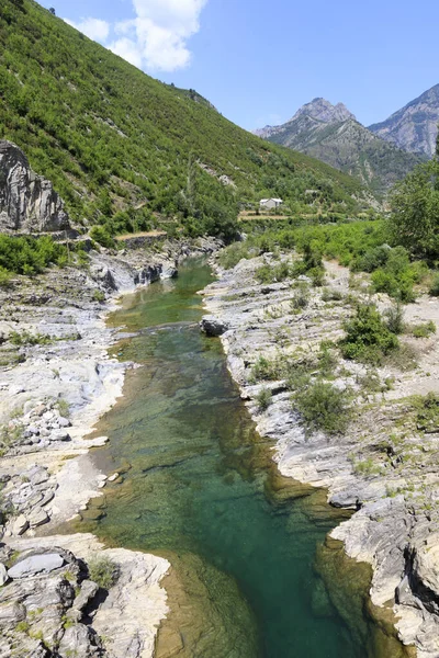 Κρυστάλλινο ποτάμι στις Δειναρικές Άλπεις της Αλβανίας — Φωτογραφία Αρχείου
