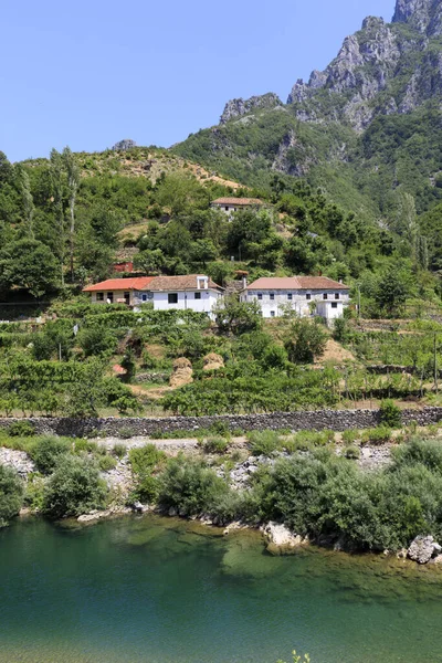 Fiume cristallino con una tipica casa albanese nelle Alpi Dinariche dell'Albania — Foto Stock