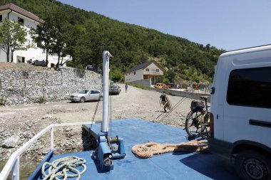 Fierza, Arnavutluk, 7 Temmuz 2019: Arnavutluk 'taki Komani Gölü gezisi sonrasında Fierza' ya feribotla varış