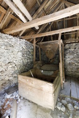 Arnavutluk 'un Dinarik Alpleri' ndeki Valbona vadisindeki eski değirmen