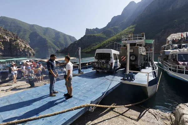Koman, Albânia, 7 de julho de 2019: Ferry é carregado com carros e passageiros em Koman, lago Komani, um reservatório de 35 km de comprimento nos alpes dináricos — Fotografia de Stock