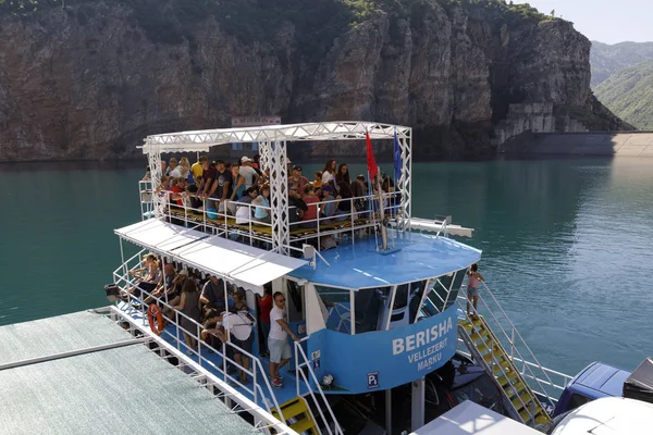 Koman, Albania, 7 de julio de 2019: Ferry se carga con coches y pasajeros en Koman, lago Komani, un embalse de 35 km de largo en los alpes dináricos — Foto de Stock