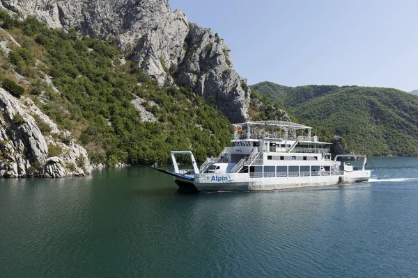 Arnavutluk 'un Koman kenti, 7 Temmuz 2019: Arnavutluk' un Dinarik Alpleri 'ndeki Komani Gölü üzerinde dar bir noktada yaklaşan bir feribot — Stok fotoğraf