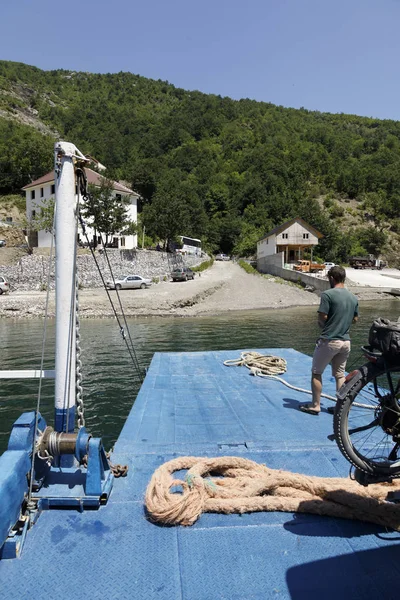 2019年7月7日，阿尔巴尼亚菲尔扎：乘坐汽车轮渡到达阿尔巴尼亚科马尼湖 — 图库照片