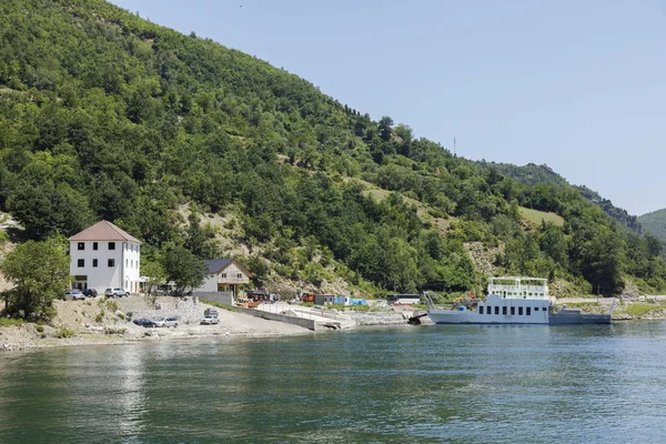 Fierza, Albânia, 7 de julho de 2019: Chegada a Fierza com o ferry depois de uma viagem no Lago Komani, na Albânia — Fotografia de Stock