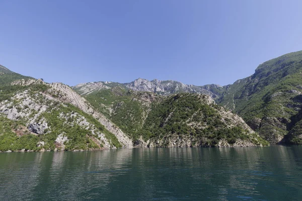 Bela paisagem com montanhas e florestas verdes em um passeio de barco no lago Komani nos alpes dináricos da Albânia — Fotografia de Stock