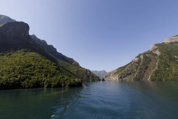 Bela paisagem com montanhas e florestas verdes em um passeio de barco no lago Komani nos alpes dináricos da Albânia — Fotografia de Stock