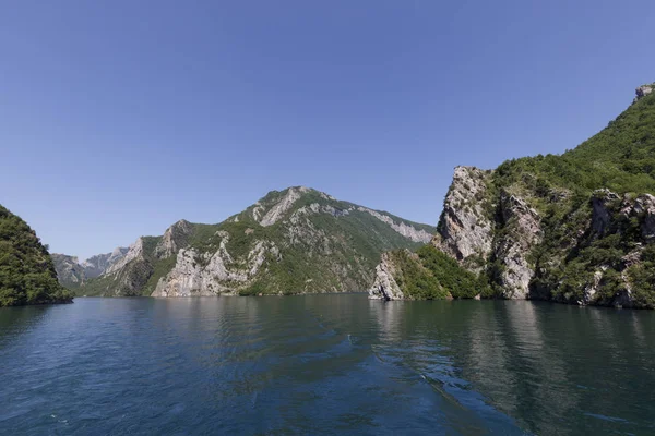 Bela paisagem com montanhas e florestas verdes em um passeio de barco no lago Komani nos alpes dináricos da Albânia — Fotografia de Stock