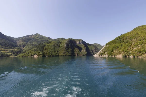 Bela paisagem com montanhas e florestas verdes em um passeio de barco no lago Komani nos alpes dináricos da Albânia — Fotografia de Stock