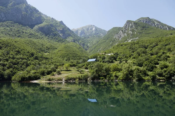 Bela paisagem com montanhas e florestas verdes em um passeio de barco no lago Komani nos alpes dináricos da Albânia — Fotografia de Stock