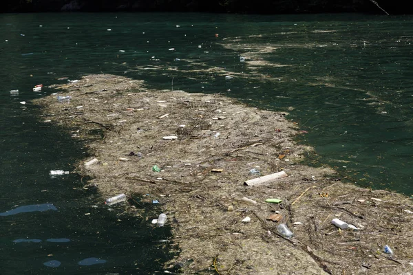 Poluição com garrafas PET vazias no lago komani na Albânia — Fotografia de Stock