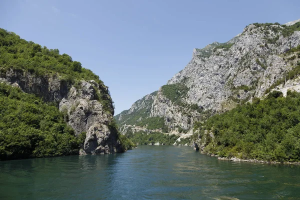 Bela paisagem com montanhas e florestas verdes em um passeio de barco no lago Komani nos alpes dináricos da Albânia — Fotografia de Stock