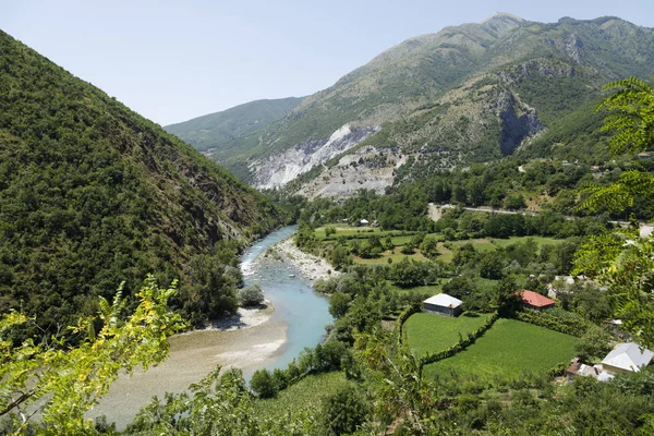 Ποταμός Valbona στην όμορφη κοιλάδα Valbona στις Δειναρικές Άλπεις στην Αλβανία — Φωτογραφία Αρχείου