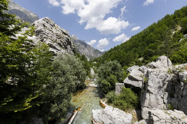 Ποταμός Valbona στην όμορφη κοιλάδα Valbona στις Δειναρικές Άλπεις στην Αλβανία — Φωτογραφία Αρχείου