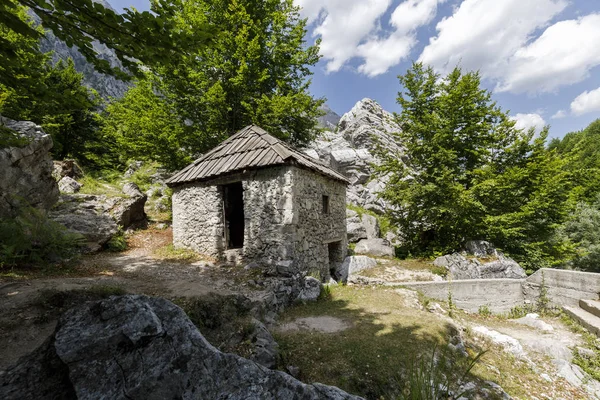 Antiguo molino en el valle de Valbona en los Alpes Dináricos en Albania — Foto de Stock