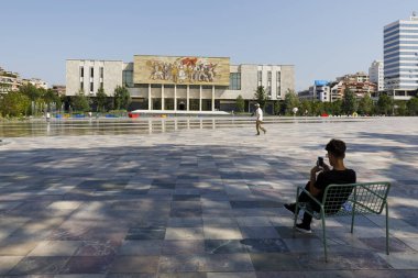 Tiran, Arnavutluk, 8 Temmuz 2019: Tiran 'daki Skanderbeg Meydanı' nda genç bir Arnavut akıllı telefonuyla oynuyor