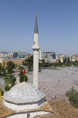 Tiran, Arnavutluk, 8 Temmuz 2019: Tiran 'da Ethem Bey camii ile Skanderbeg meydanında havadan görüş