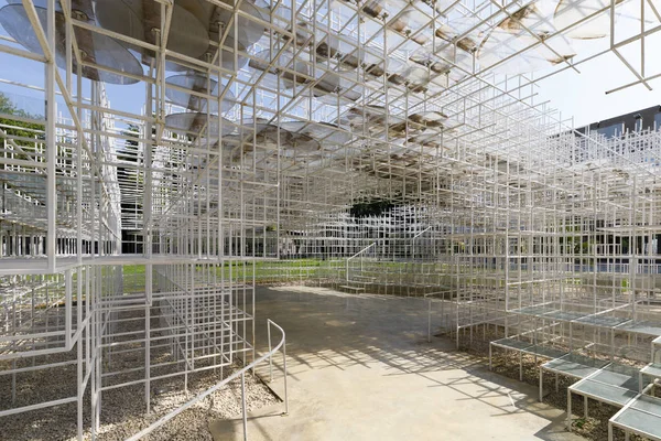 Tirana, Albania, 8 luglio 2019: Installazione oggetto d'arte chiamato "La nuvola" nel centro di Tirana. Progettato dal famoso architetto giapponese Sou Fujimoto . — Foto Stock