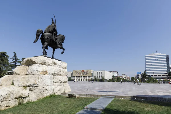 Tirana, Albanië, 8 juli 2019: Skanderbeg monument en sculptuur op Skanderbeg Square. Dit is in de hoofdstad van Albanië — Stockfoto