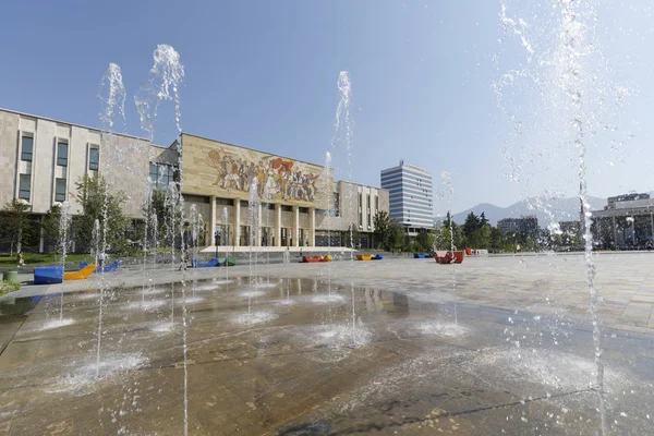 Tirana, Albânia, 8 de julho de 2019: Fontes de água em frente ao edifício do Museu Nacional de História no centro da cidade na Praça Skanderbeg, em Tirana — Fotografia de Stock