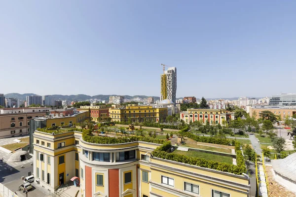 Tirana, Albanien, 8. Juli 2019: Tirana Innenstadt mit verschiedenen Ministerien in den gelben Häusern im Vordergrund — Stockfoto