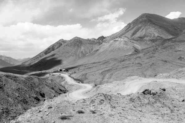 Pamir Highway leder upp den kirgiziska sidan till gränsen till Tadzjikistan — Stockfoto