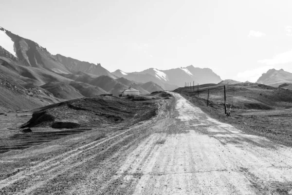 Pamir Karayolu 'ndaki Ak-Baital Yolu, Tacikistan, Orta Asya' daki Gorno-Badakhshan yolu. — Stok fotoğraf