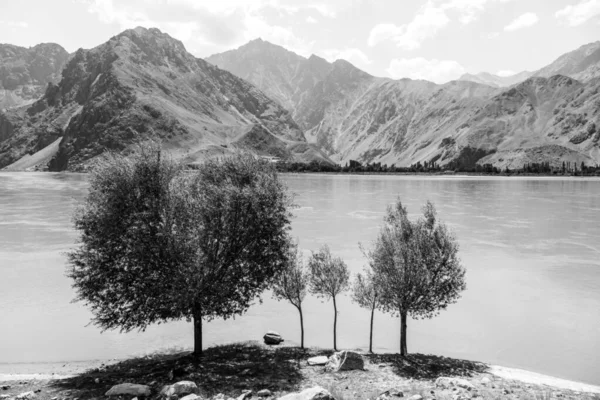 Granicznej rzeki Panj Dolina Wakhan z Tadżykistanu w na pierwszym planie i w Afganistanie w tle — Zdjęcie stockowe