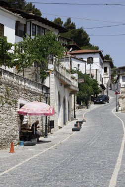 Berat, Arnavutluk, 9 Temmuz 2019: Tarihi evler boyunca uzanan kaleye giden Berat 'ta dik bir cadde
